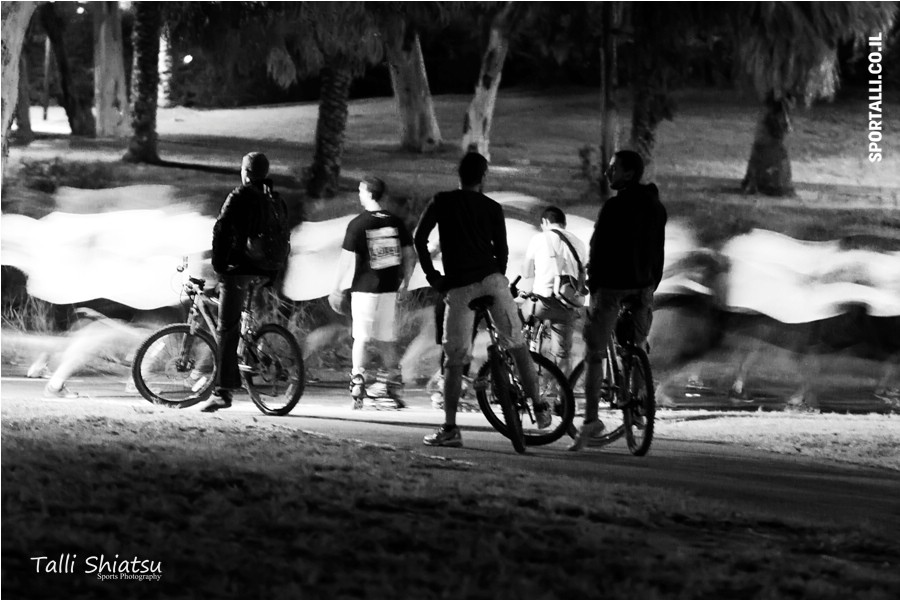 אתגר צילום תמונות ספורט בשחור לבן | מרוץ לילה של נייקי 2011